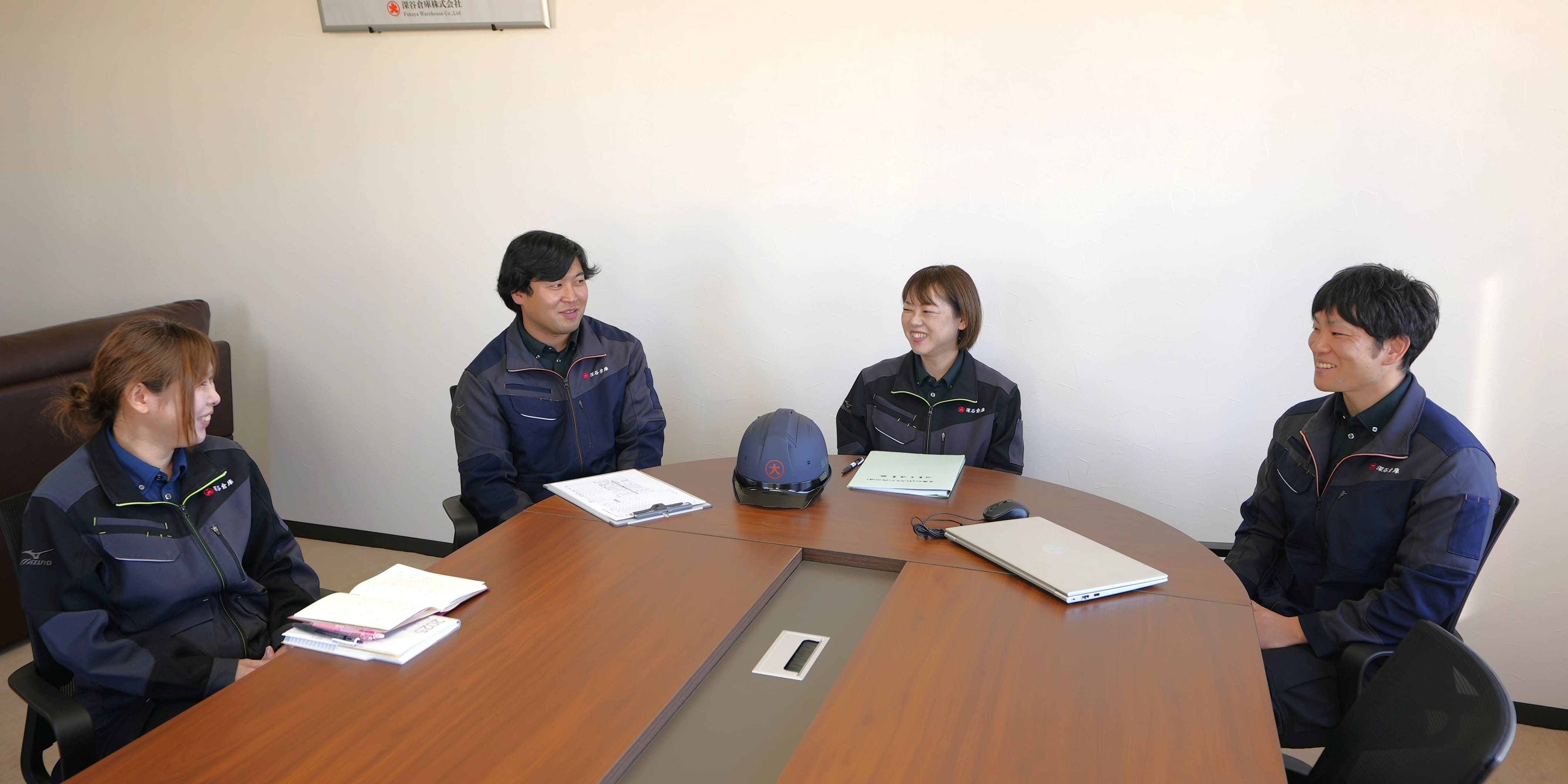 深谷倉庫で働く4人のスタッフ